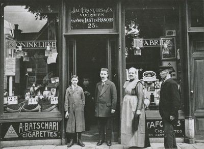 874822 Gezicht op de winkelpui van de winkel van de Koninklijke Nederlandsche Tabaks- en Sigarenfabriek Jac. François ...